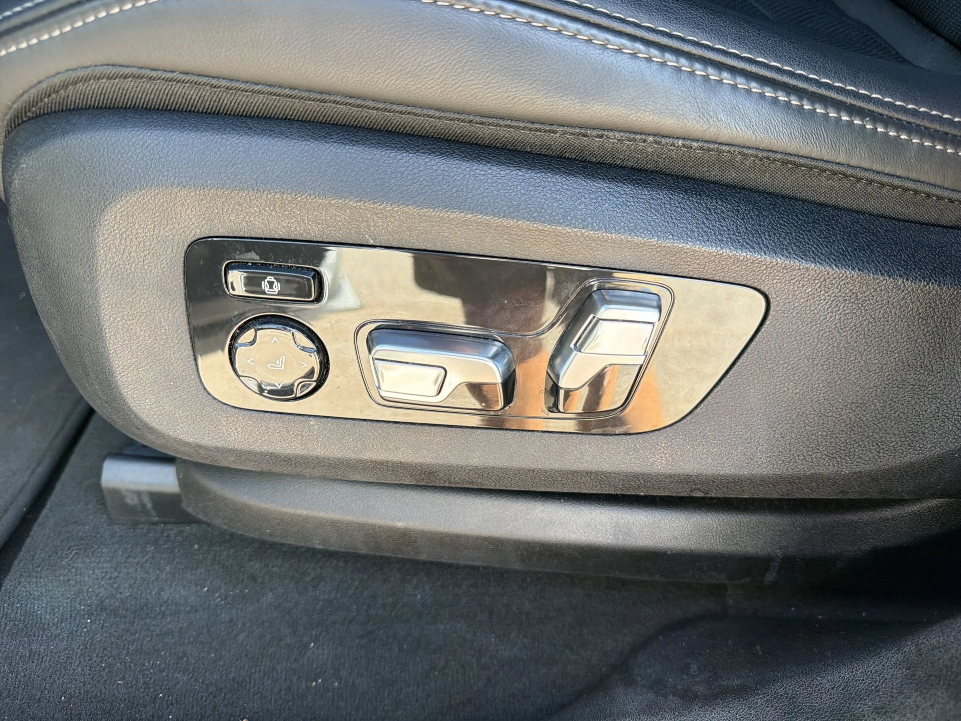 Used 2025 Skyscraper Grey Metallic BMW xDrive40i image 25