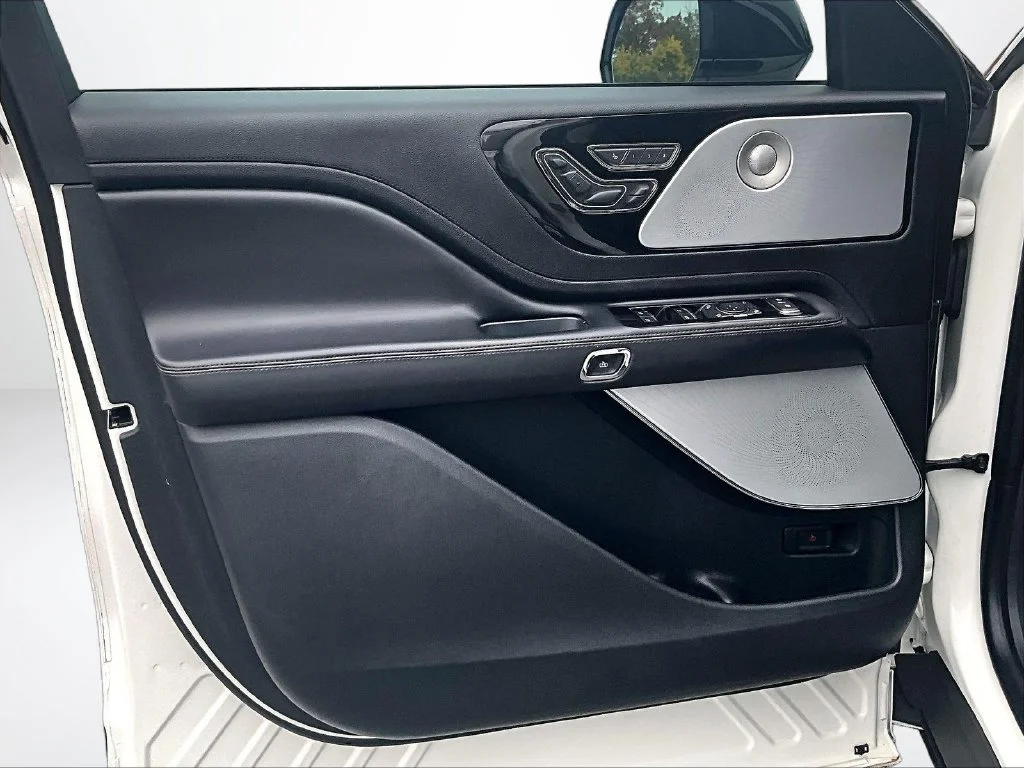 Used 2020 White Lincoln Grand Touring image 24