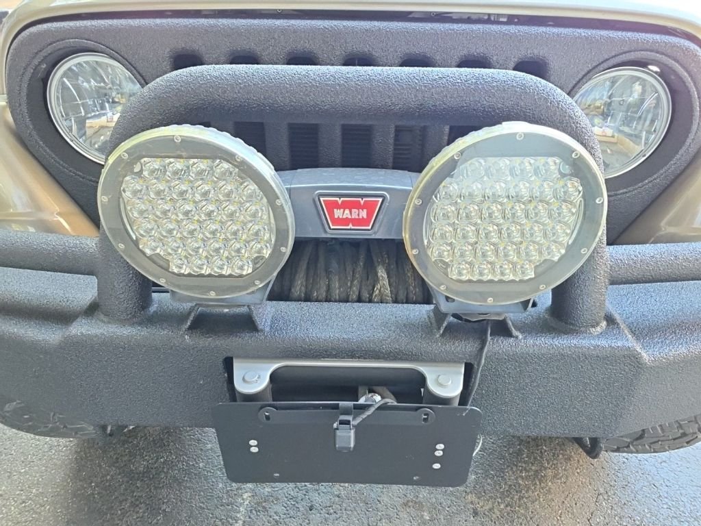 Used 2004 Light Khaki Metallic Jeep Unlimited image 6