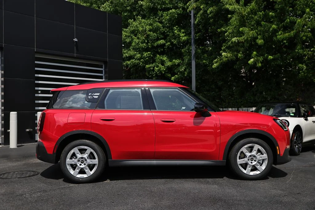 New 2027 Chili Red MINI Signature Plus image 4