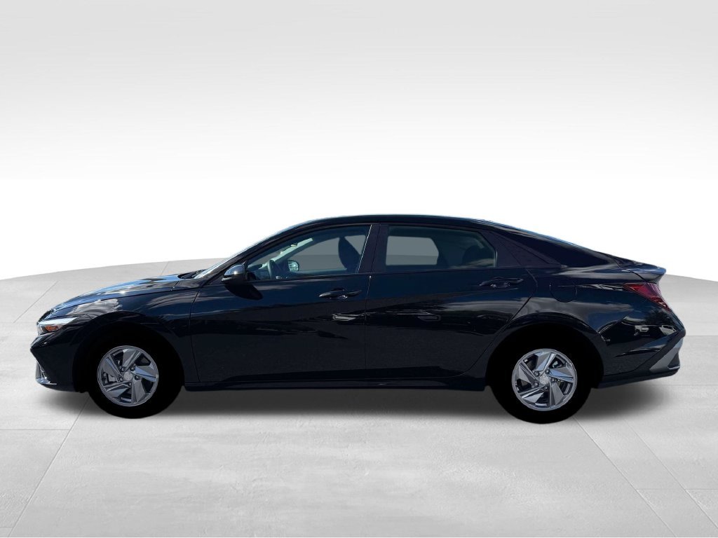 Used 2026 Black Hyundai SE image 3