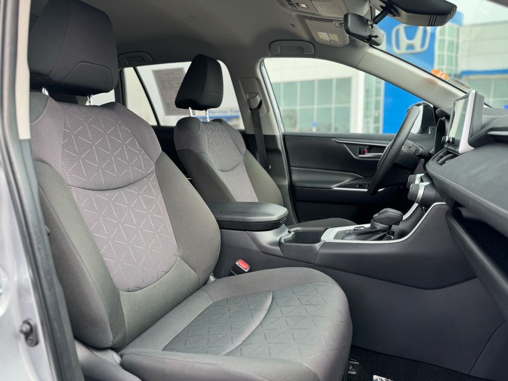 Used 2025 Silver Sky Metallic Toyota XLE image 29