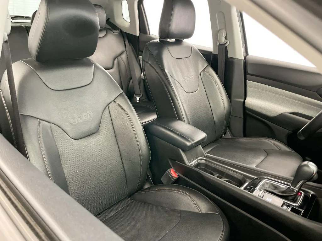 Used 2022 Granite Crystal Metallic Clear Coat Jeep Latitude Lux image 26