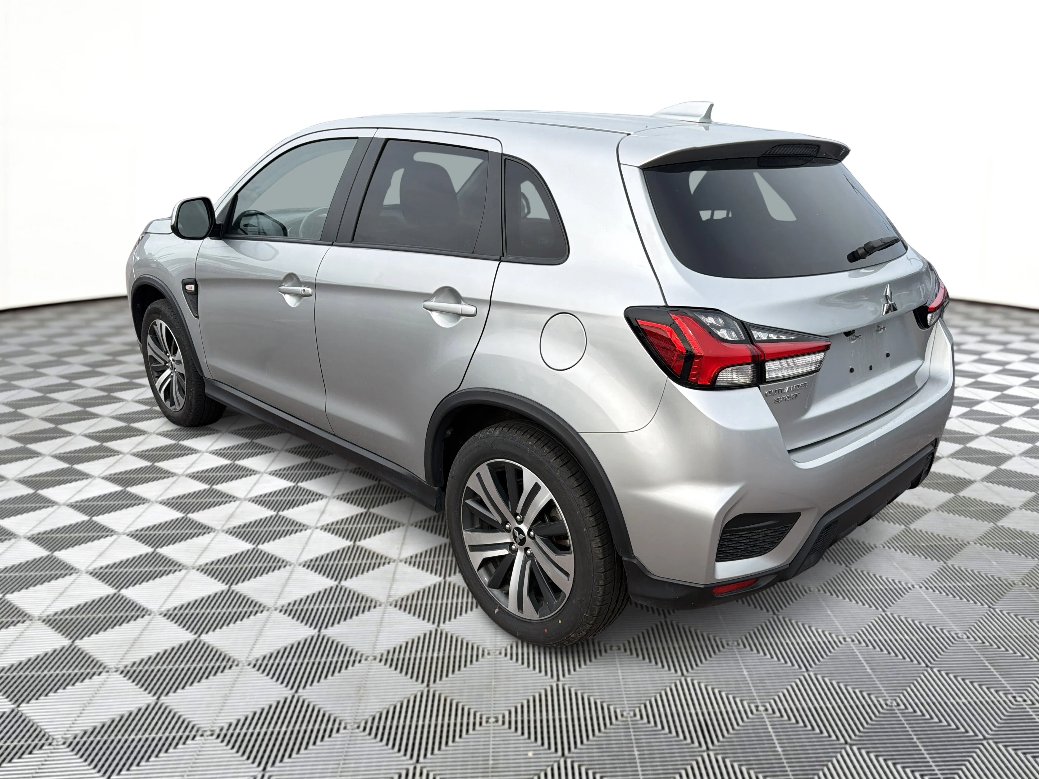 Used 2024 Gray Mitsubishi SE image 3