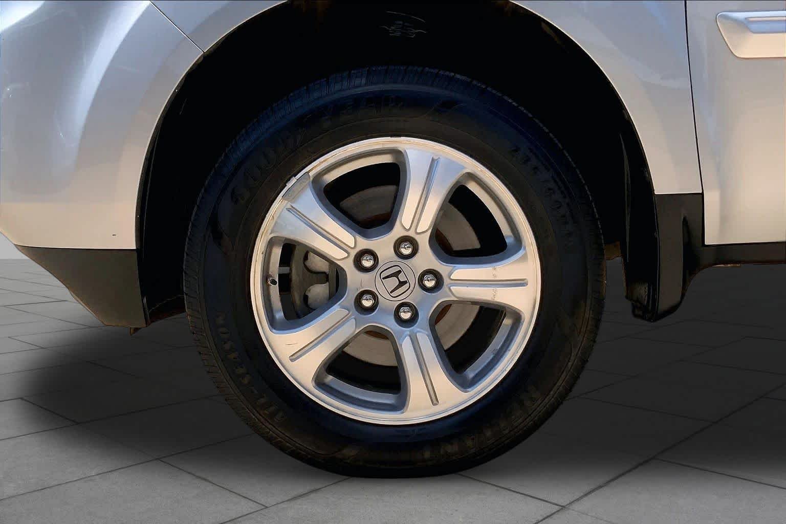 Used 2013 Alabaster Silver Metallic Honda EX image 10