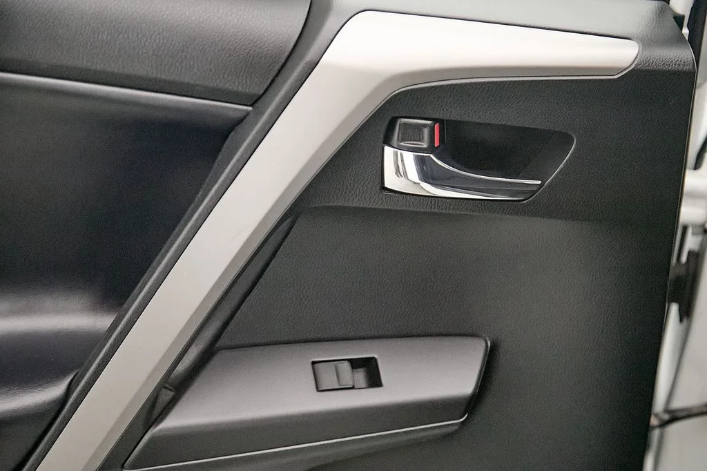Used 2018 White Toyota XLE image 19