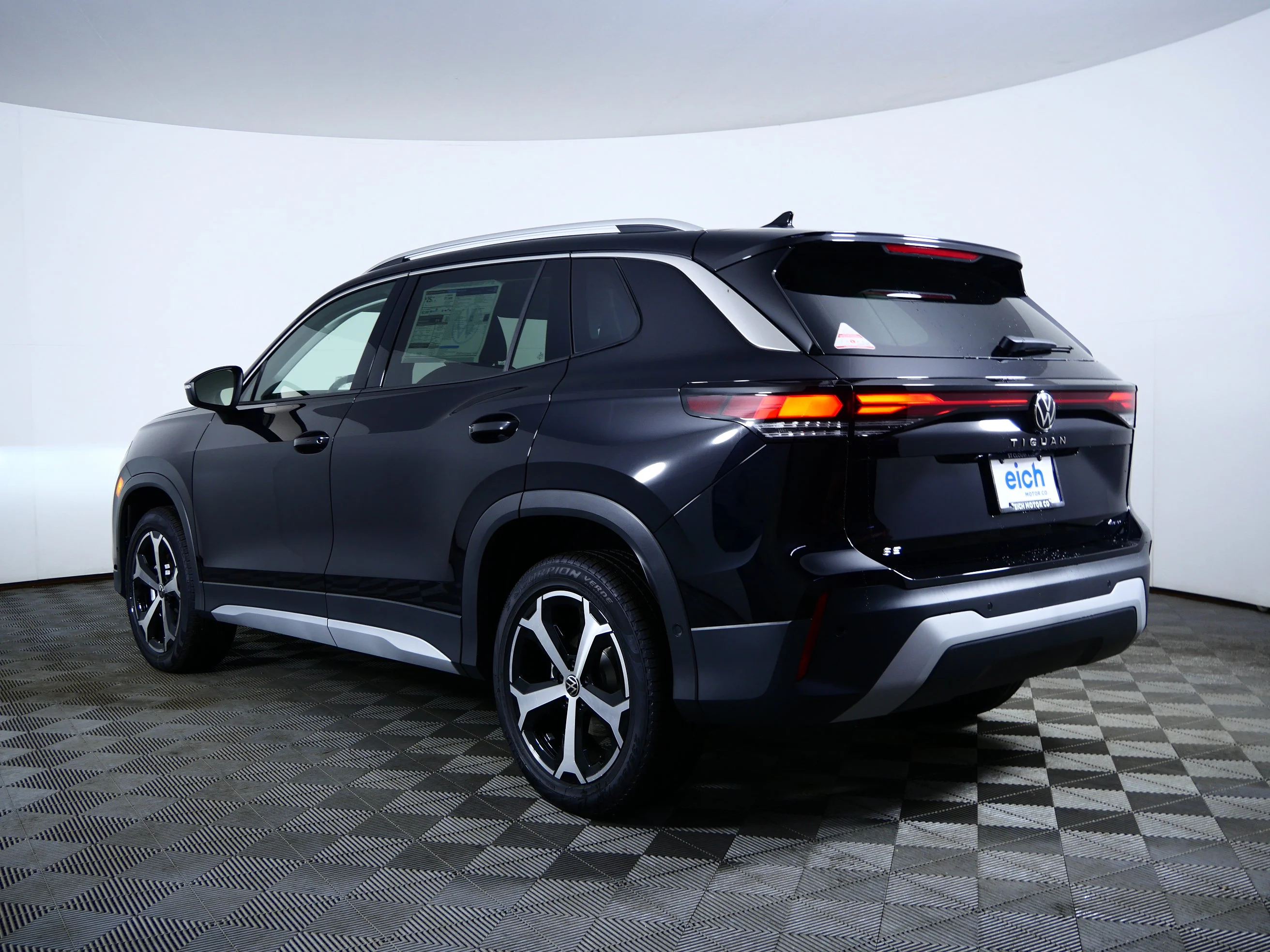 New 2026 Deep Black Pearl Volkswagen SE image 5