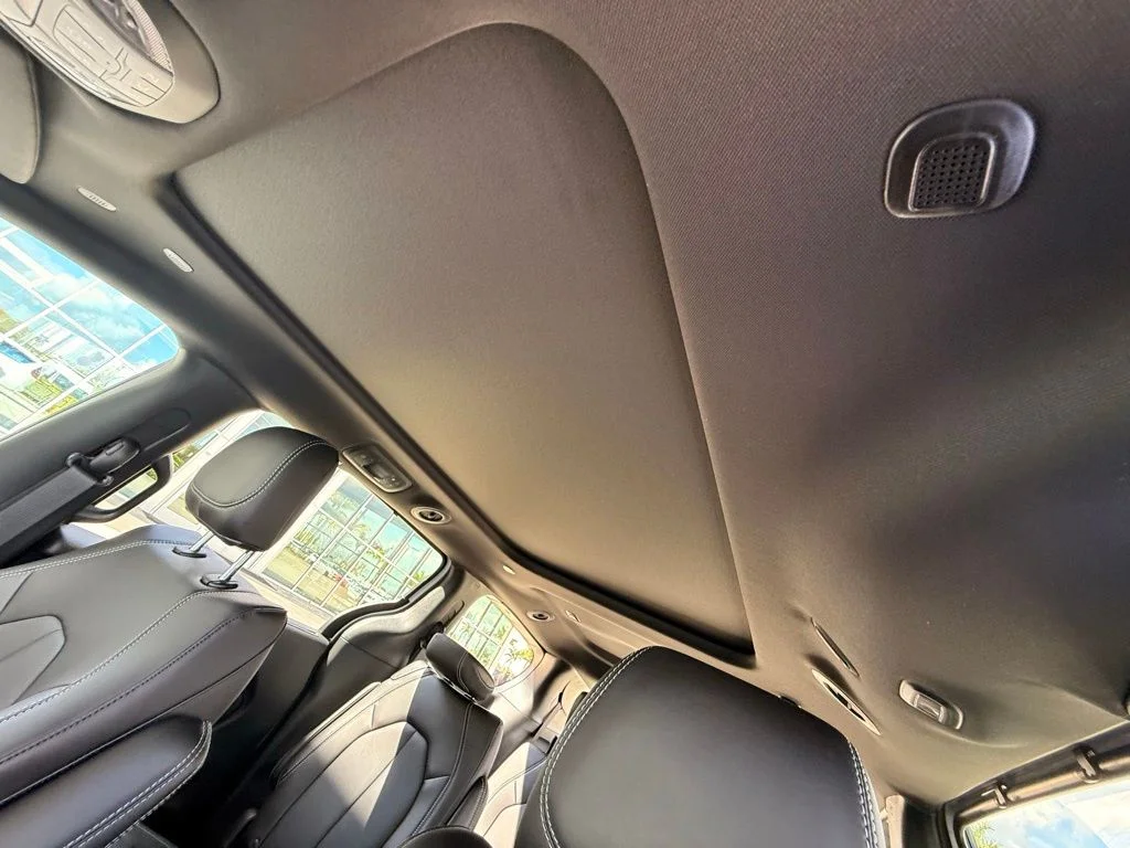 New 2026 Bright White Clear-Coat Exterior Paint Chrysler Select image 28