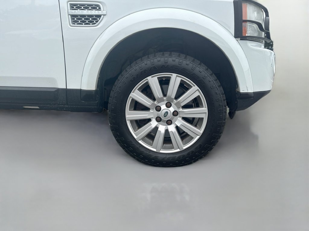 Used 2012 White Land Rover V8 image 13