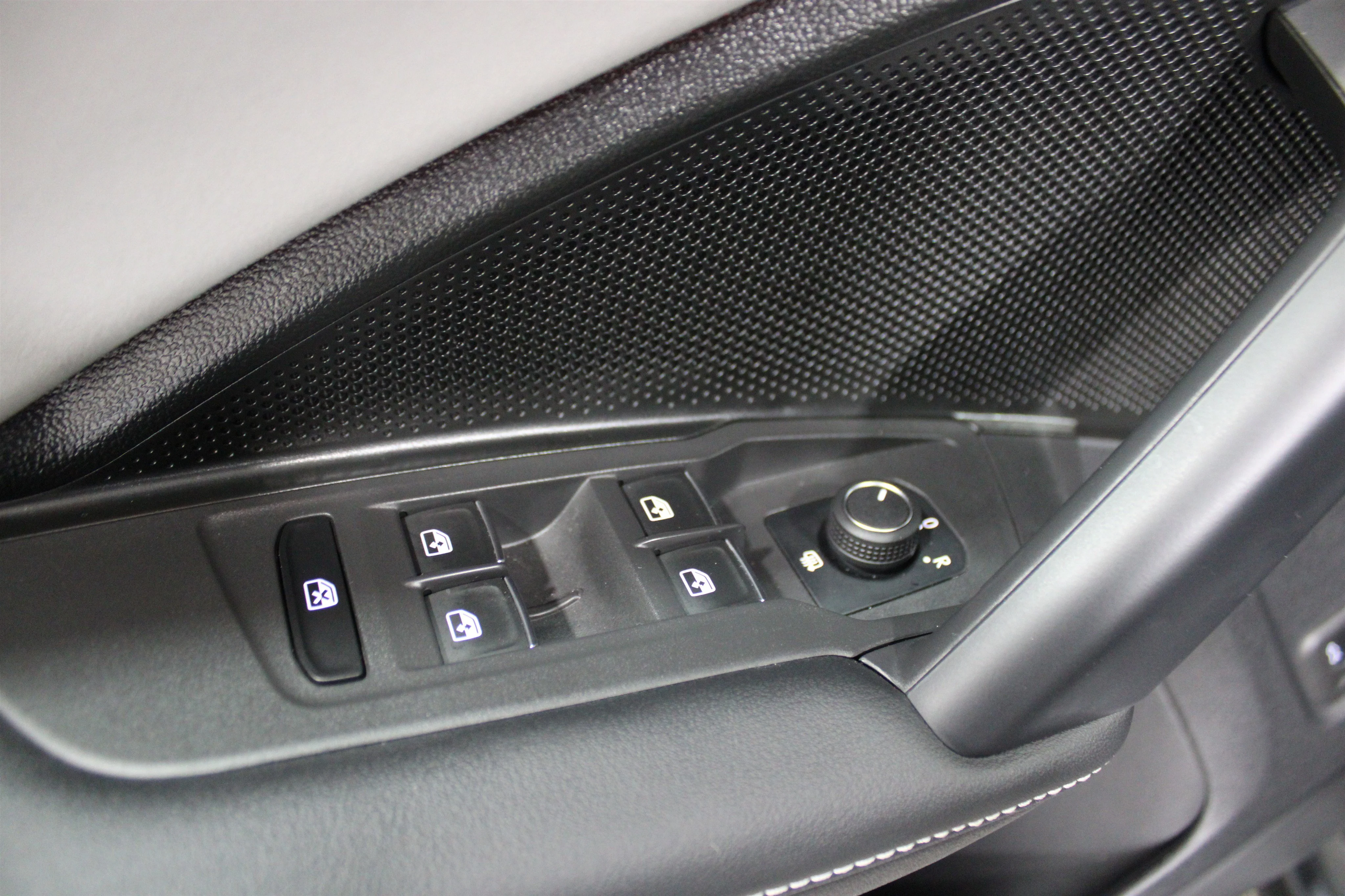 Used 2025 Platinum Gray Metallic Volkswagen SE R-Line Black image 7