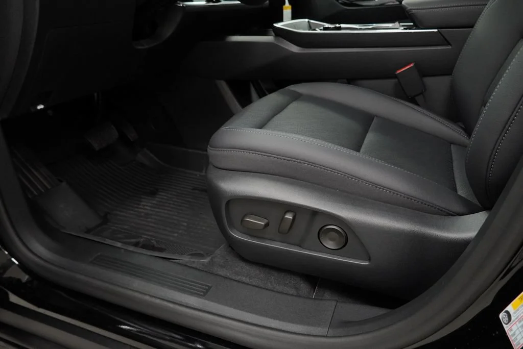 New 2027 Mosaic Black Metallic Chevrolet LT image 23