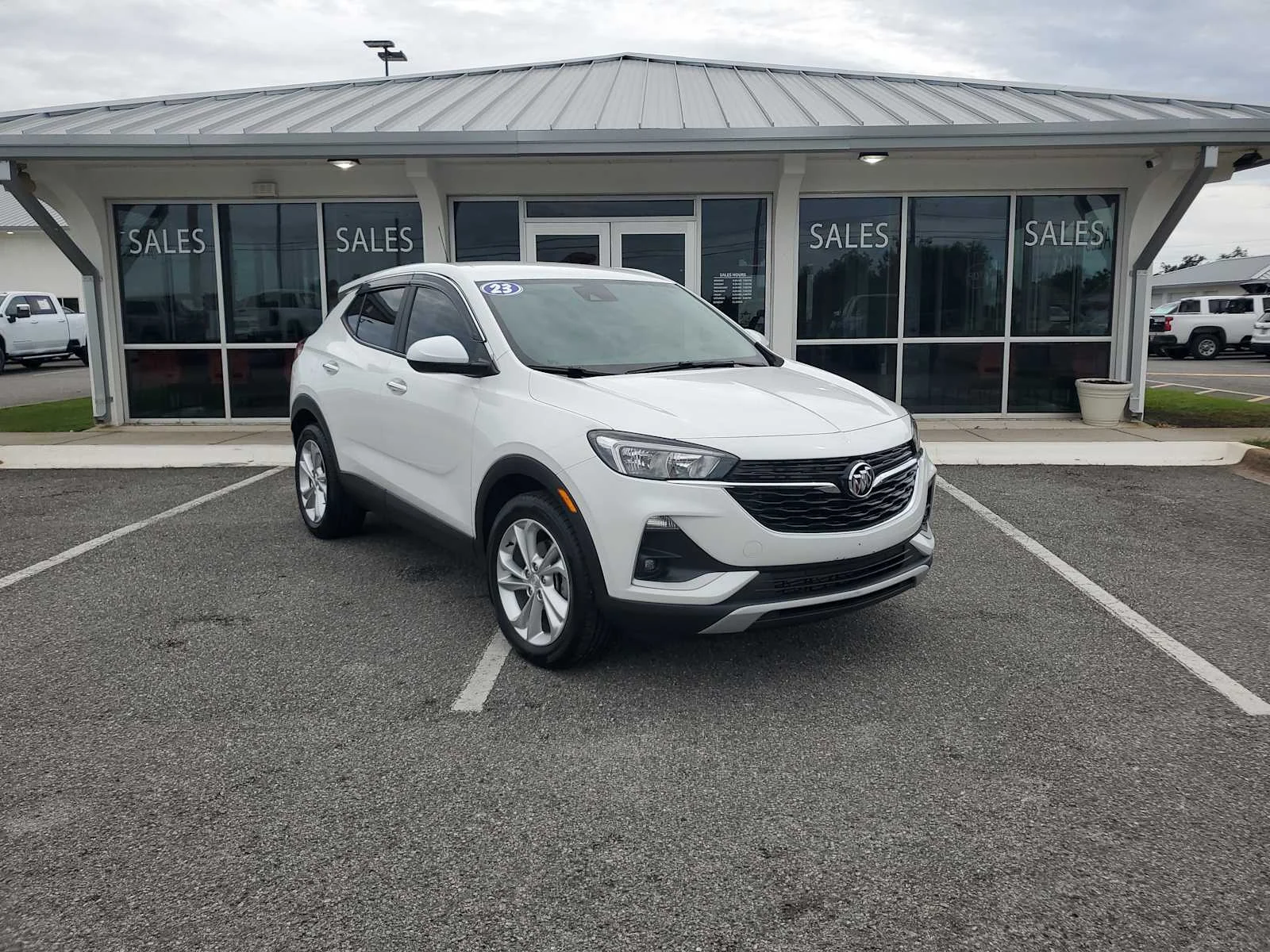 Used 2023 SUMMIT WHITE Buick Preferred image 9