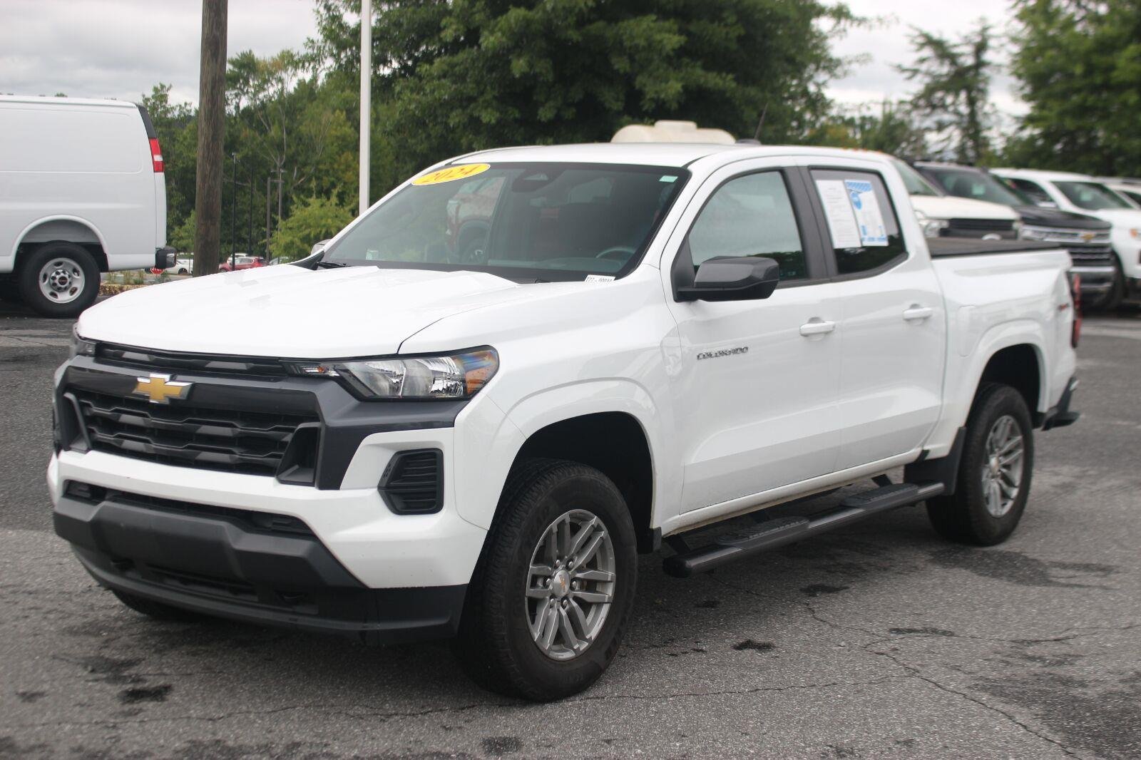 Used 2024 Summit White Chevrolet LT image 3