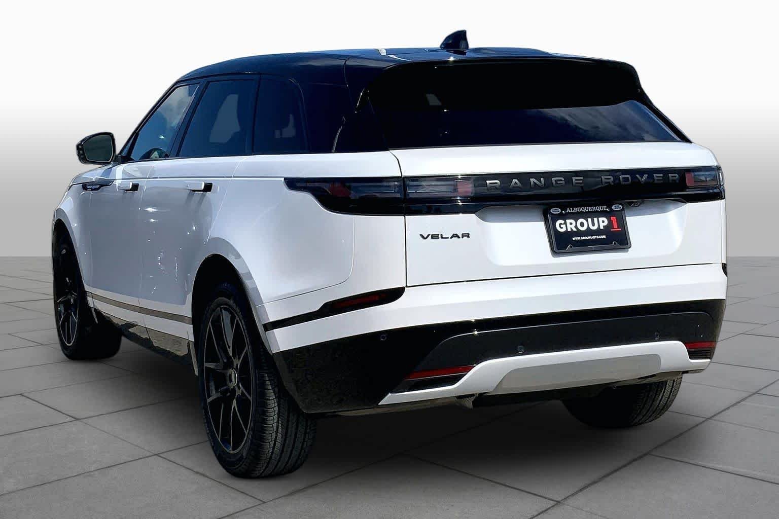 Used 2026 Ostuni Pearl White Premium Metallic Land Rover Dynamic SE image 11