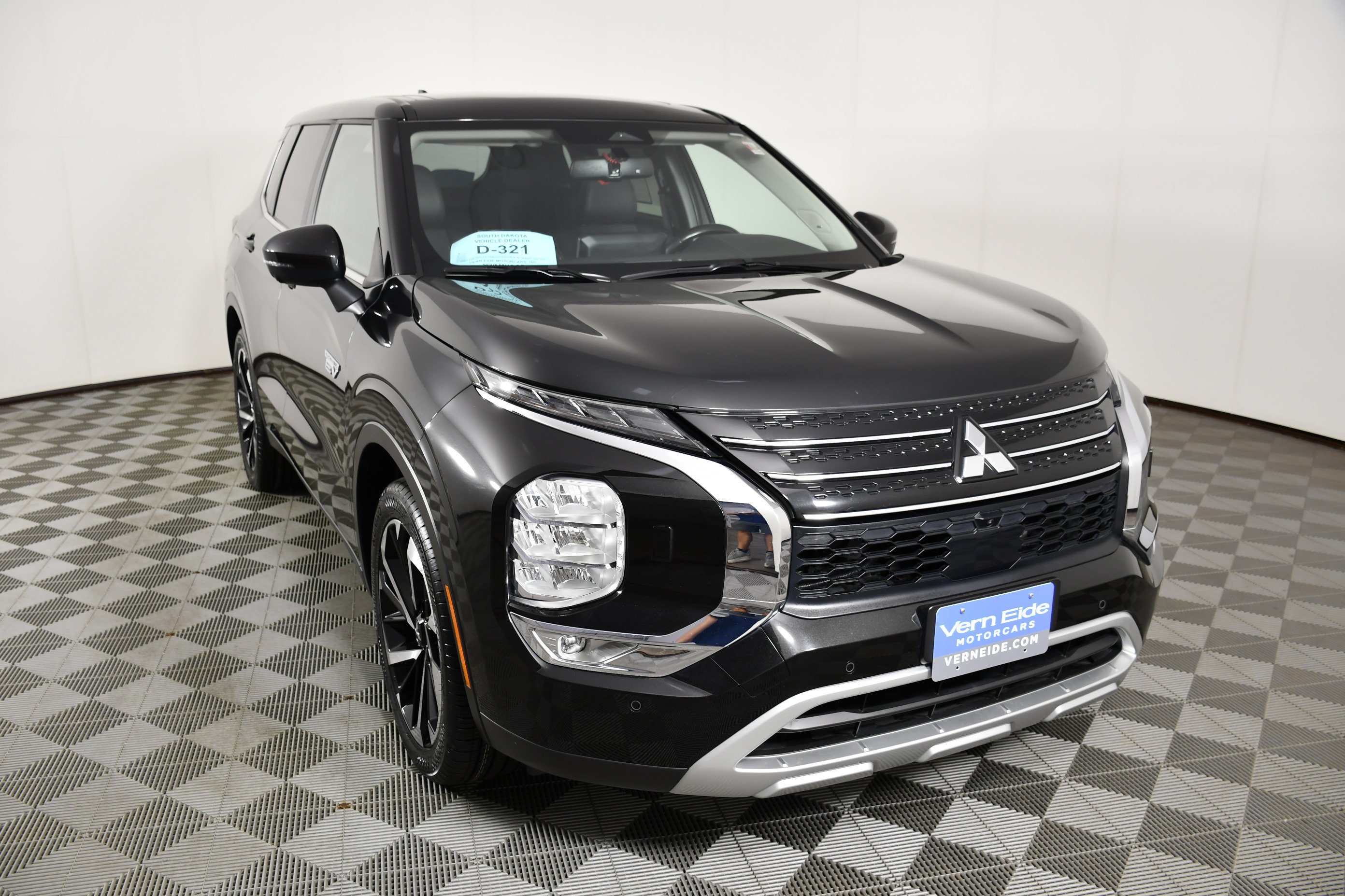Certified Used 2024 Black Diamond Mitsubishi SE image 3
