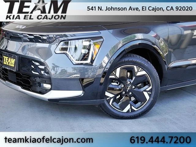 Used 2023 Gray Kia Wave image 3