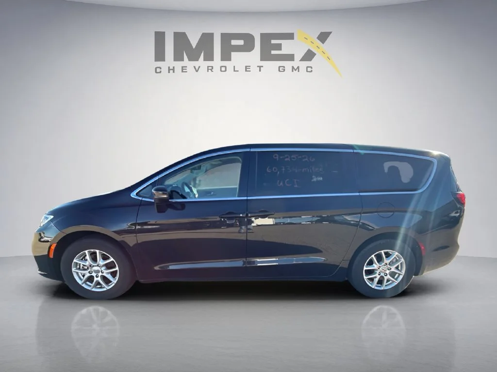 Used 2023 Black Chrysler Touring L image 2