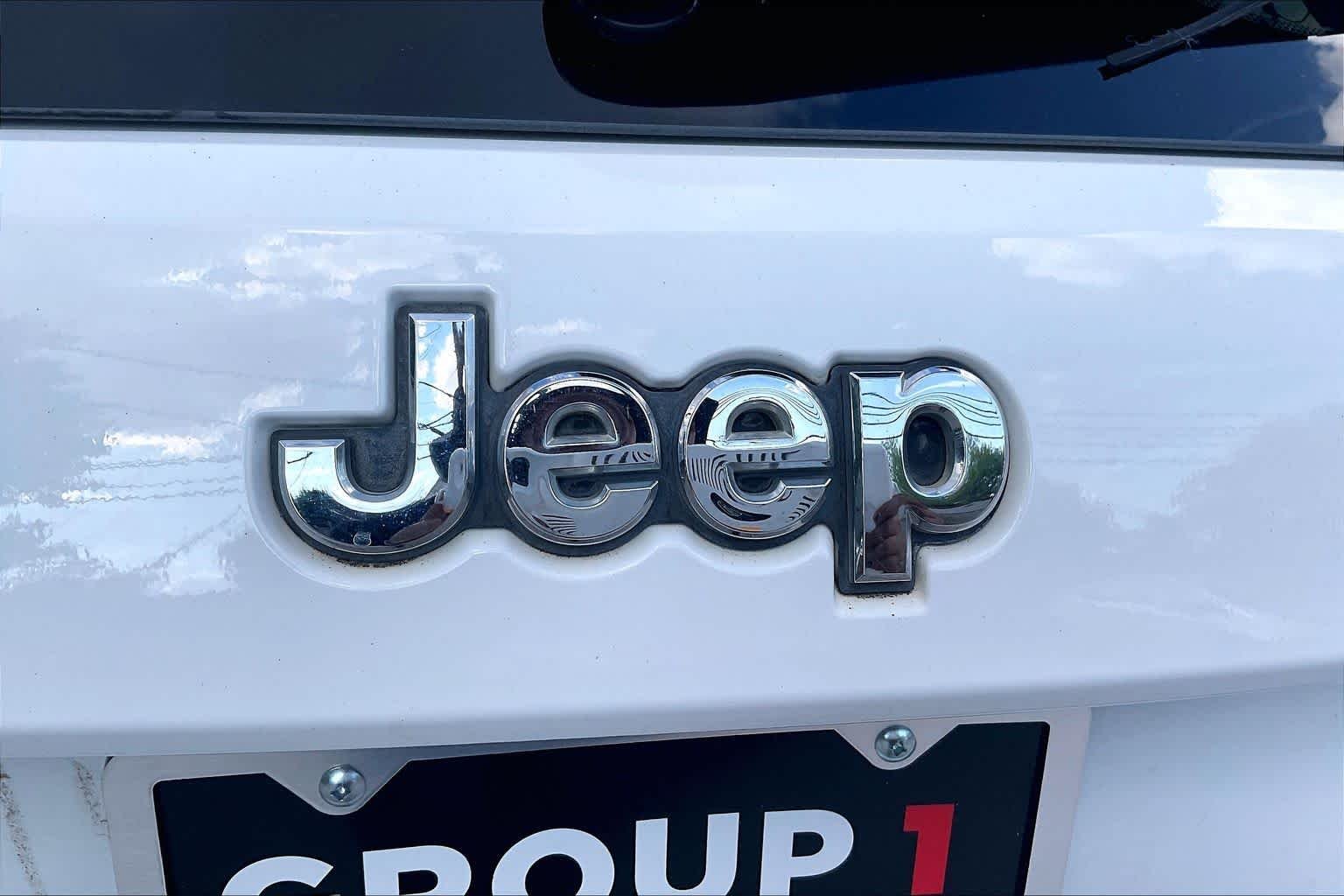 Used 2014 Bright White Clearcoat Jeep Laredo image 26