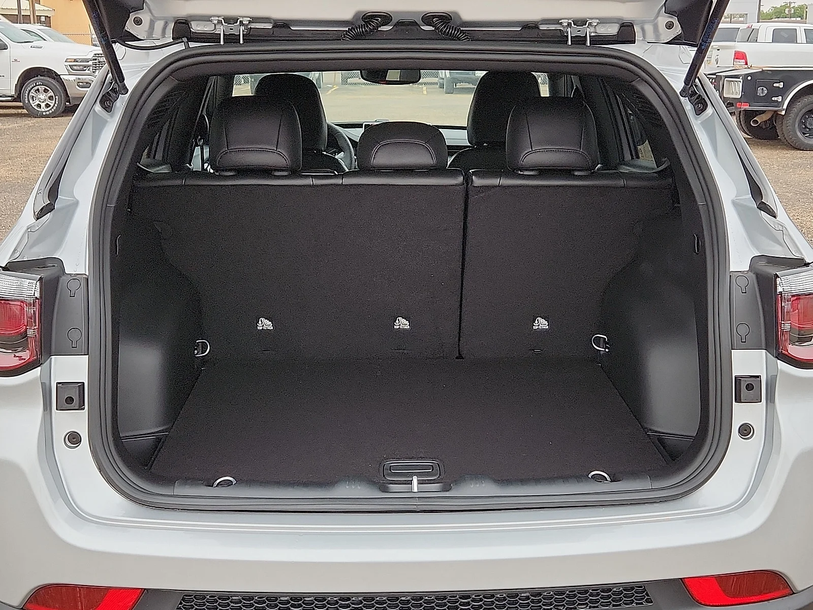 New 2026 Silver Jeep LATITUDE ALTITUDE 4X4 image 9