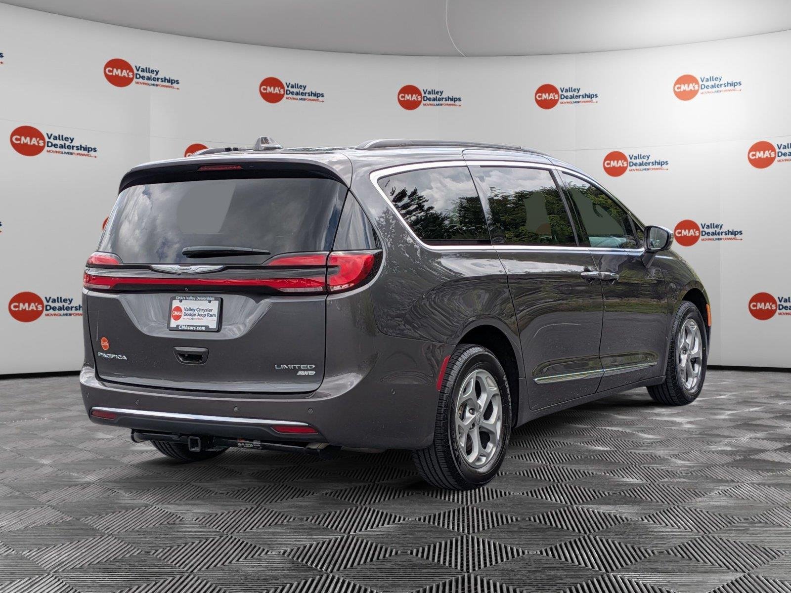 Used 2022 Granite Crystal Metallic Clearcoat Chrysler Limited image 5