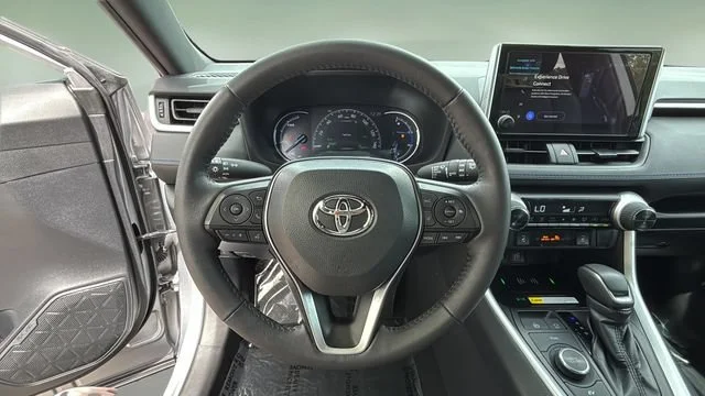 Used 2024  Toyota Hybrid SE image 11