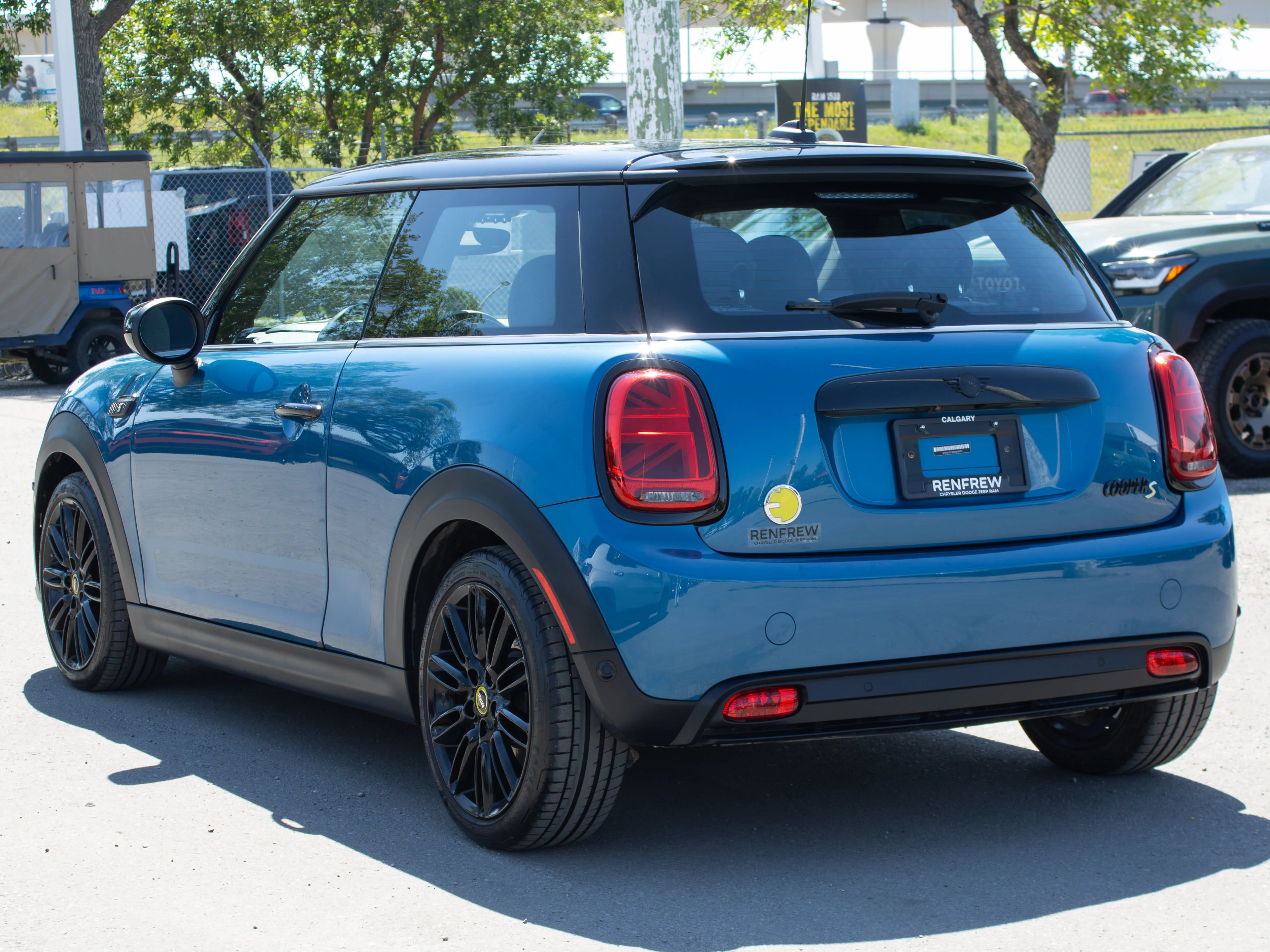 Used 2022 Blue MINI Cooper SE* | All-Electric | Heated Seats | Heated Steering Wheel | Navigation | Back-Up Camera | image 12