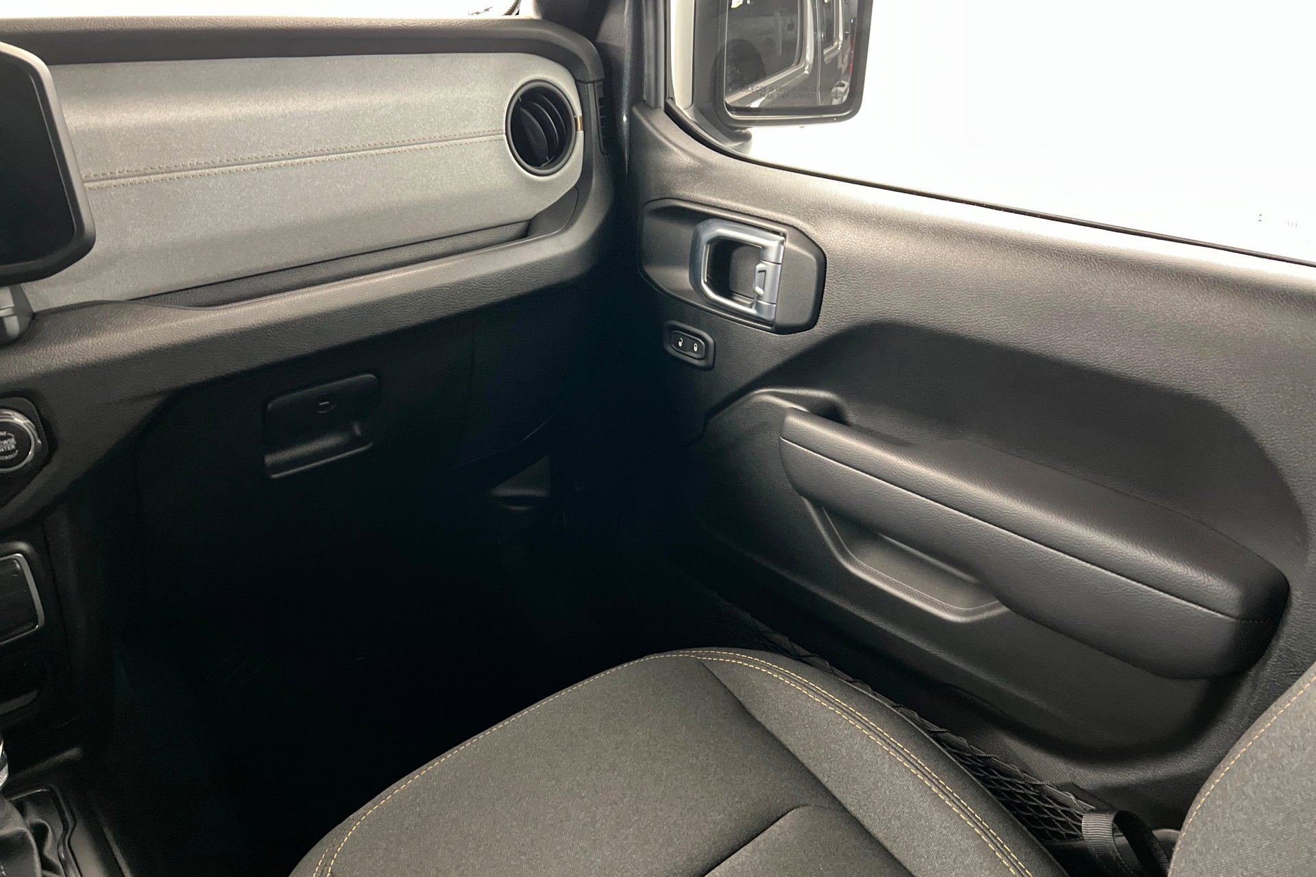Used 2024 Granite Crystal Metallic Clearcoat Jeep Sport S image 11