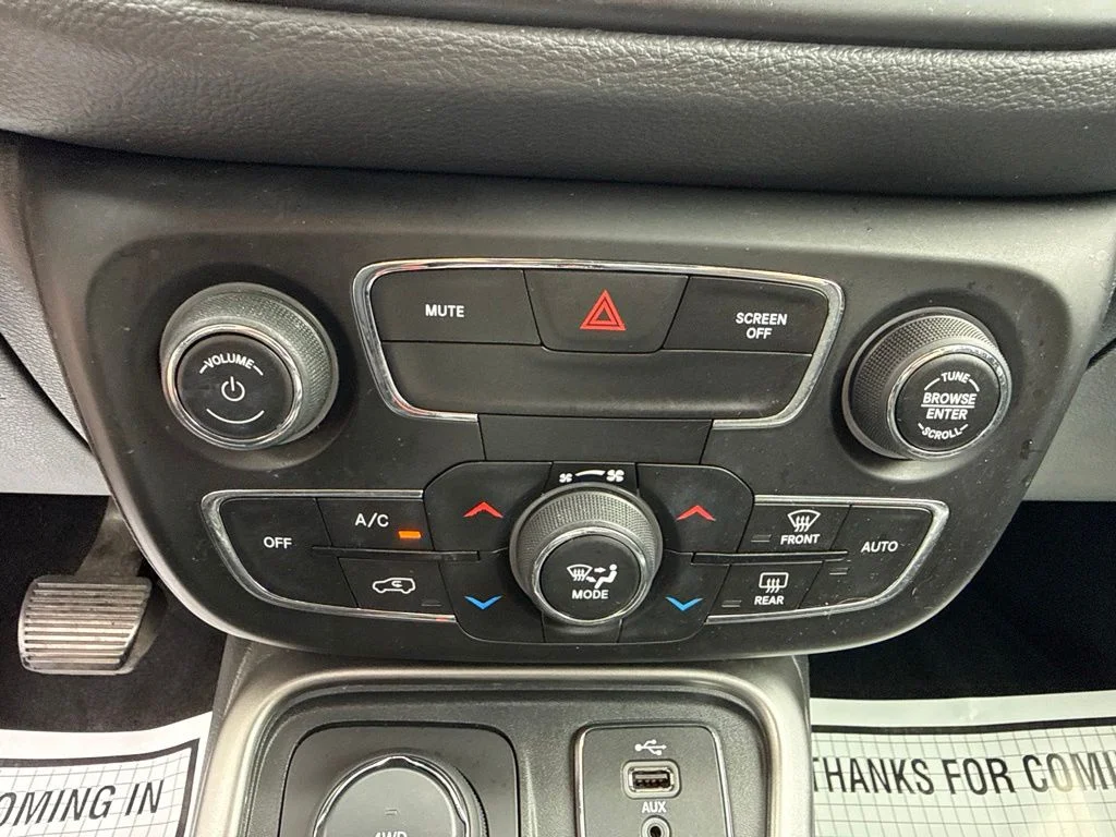 Used 2018 Gray Jeep Latitude image 32