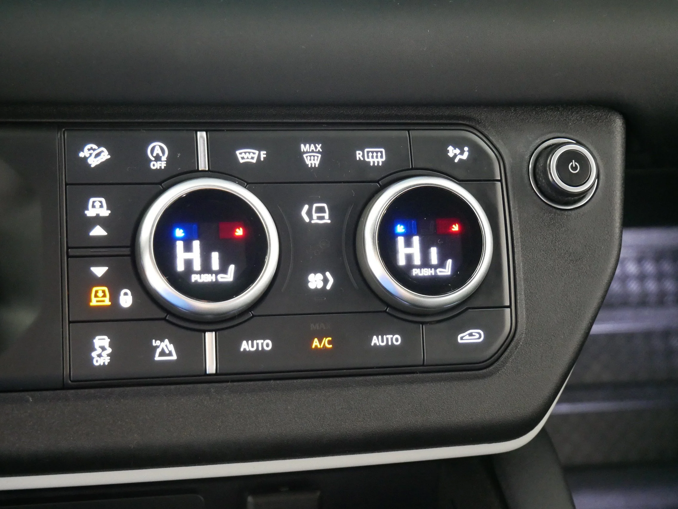 Used 2024 BRONZE Land Rover X-Dynamic SE image 23