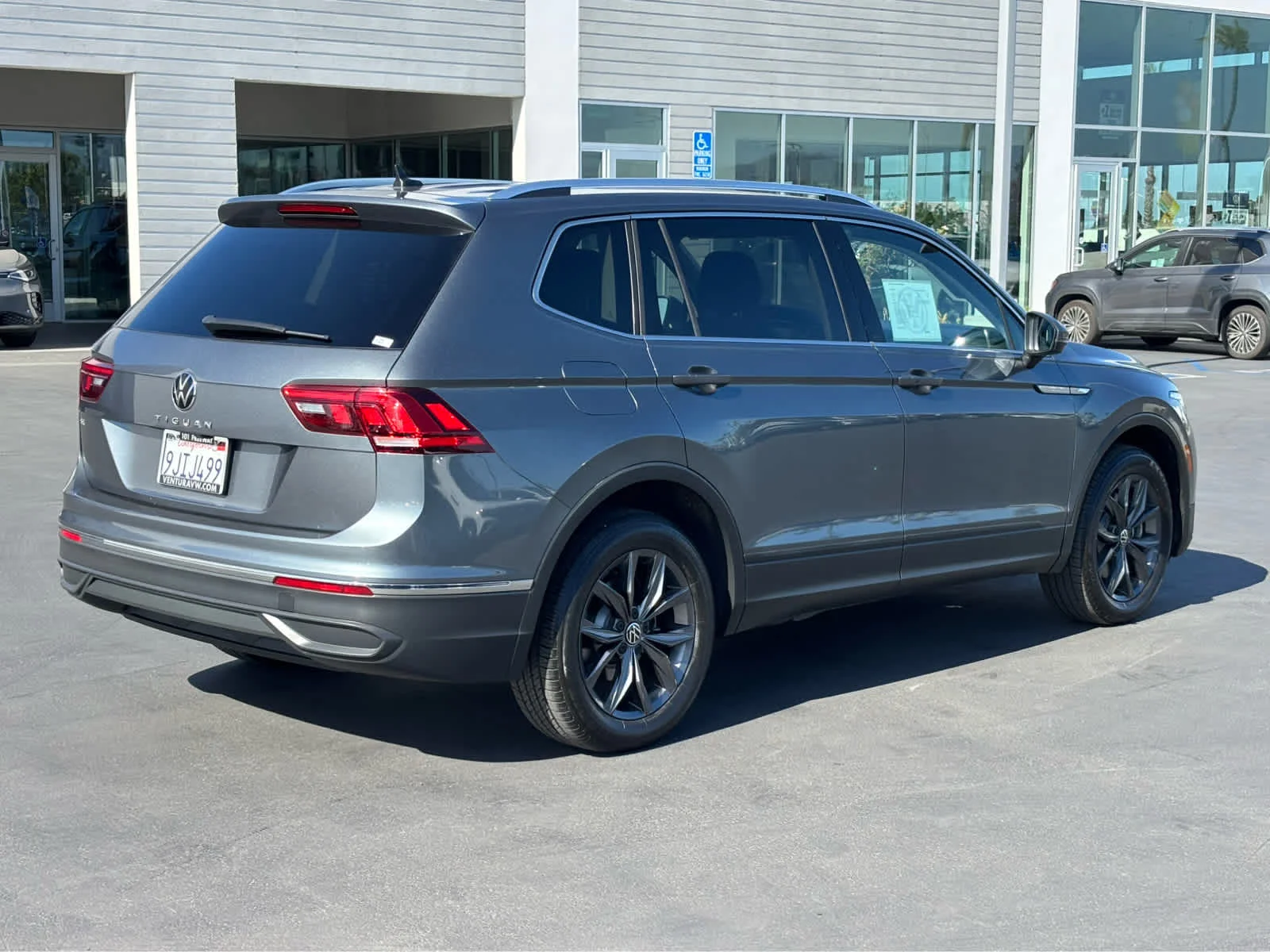 Used 2023 Platinum Gray Metallic Volkswagen SE image 3