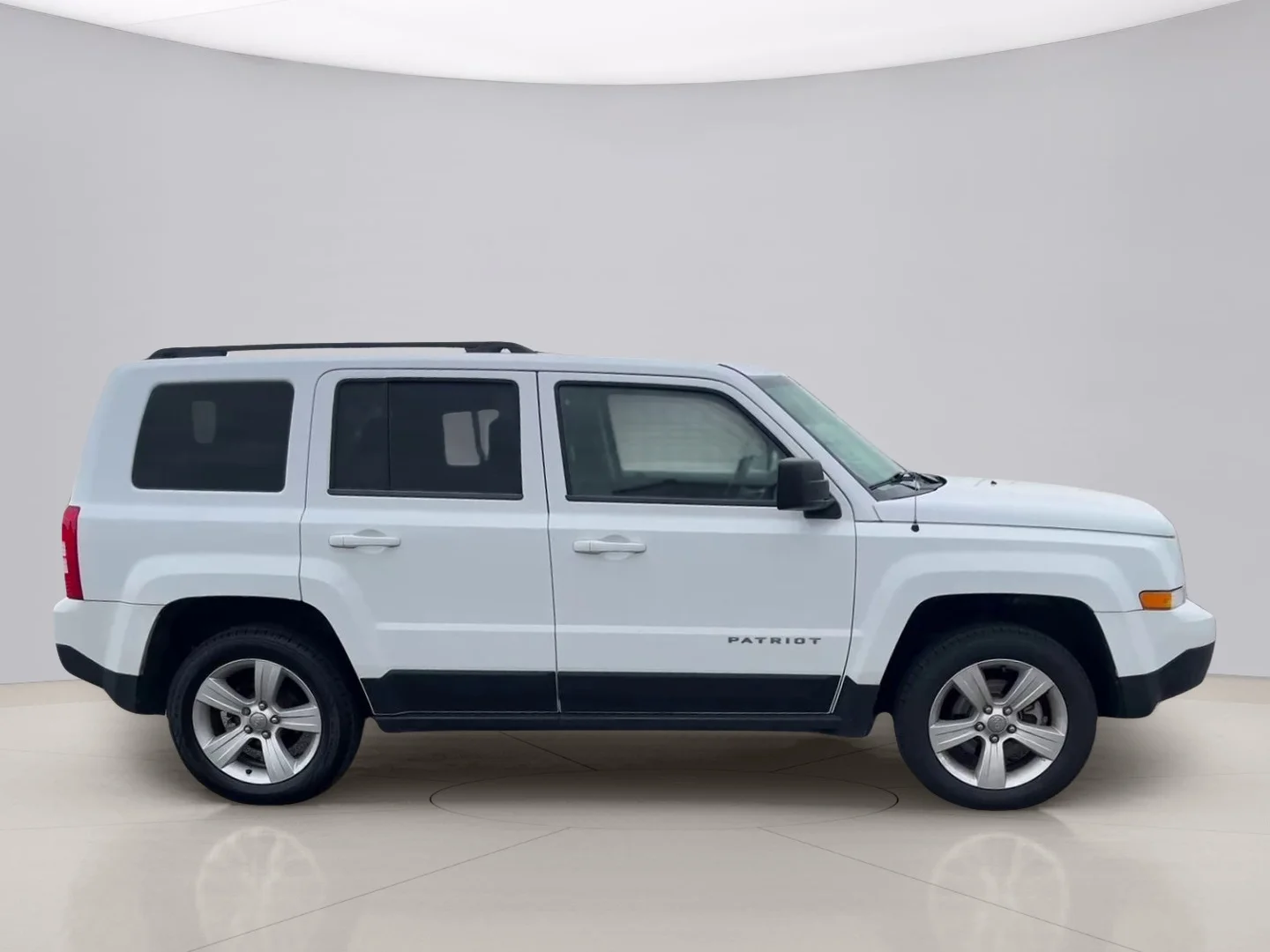 Used 2014 White Jeep LATITUDE 4 image 6