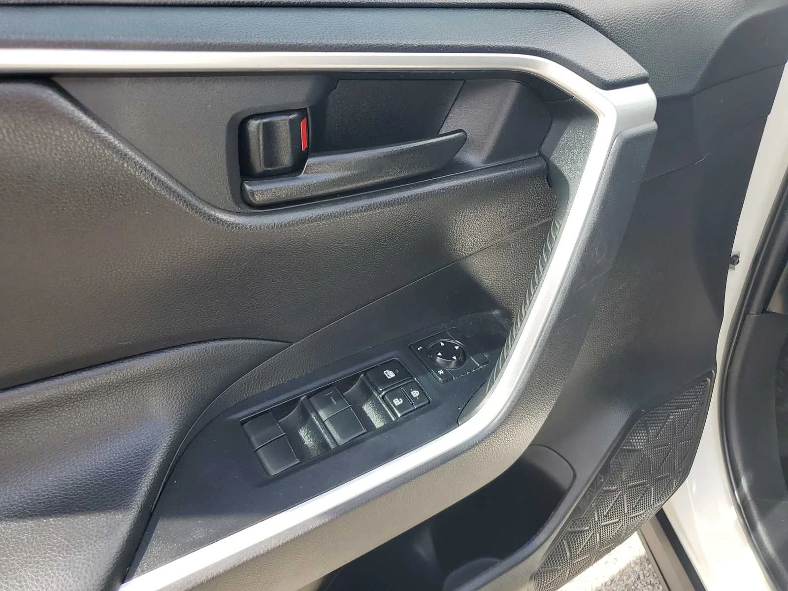 Used 2022 White White Toyota LE image 23