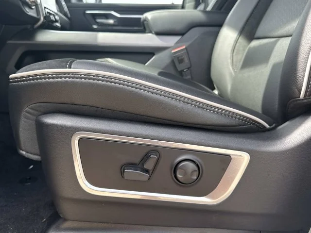 New 2026 Diamond Black Crystal Pearl-Coat Exterior Paint RAM Laramie image 18