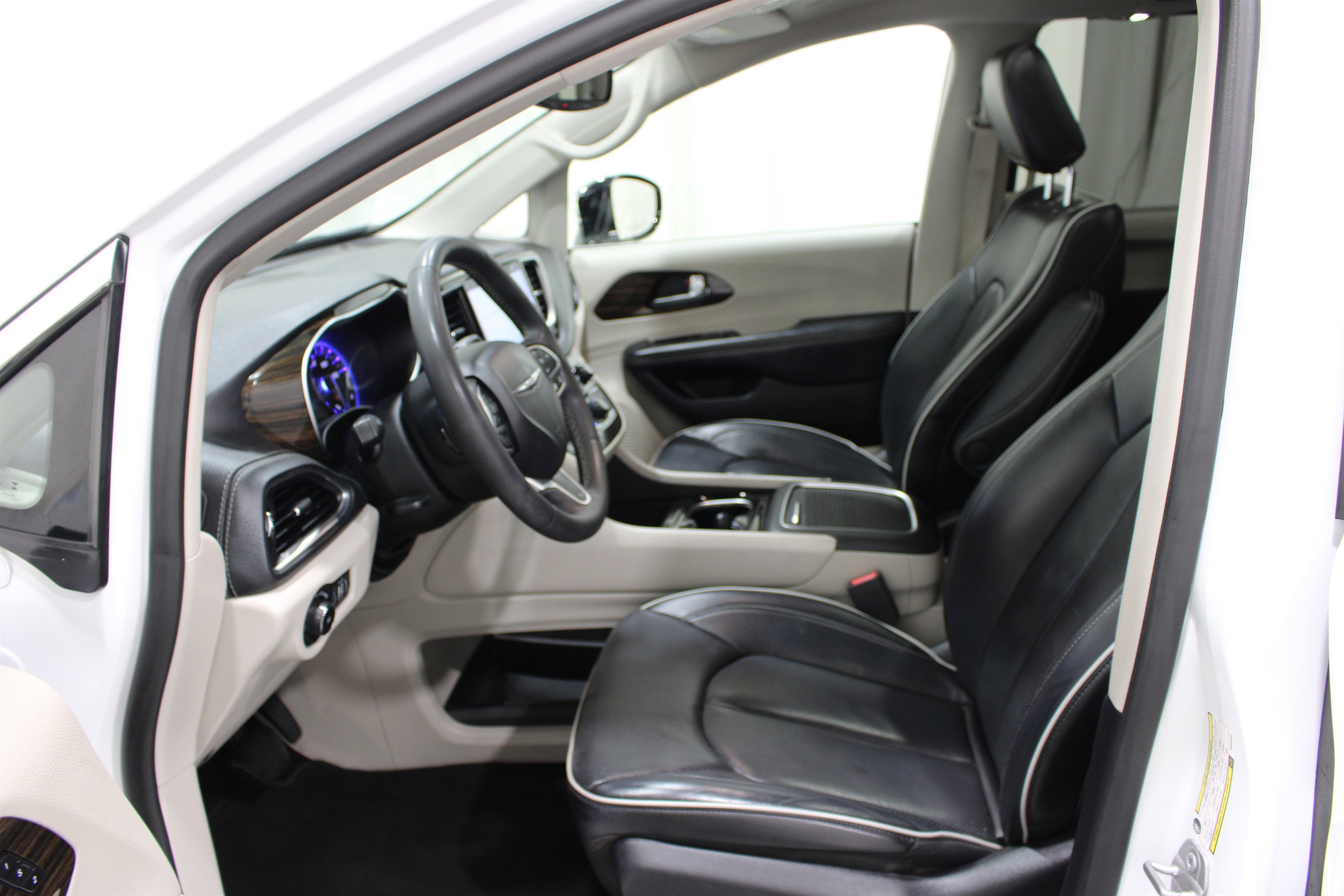 Used 2023 Bright White Clearcoat Chrysler Limited image 3