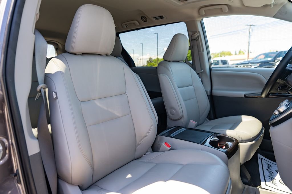 Used 2020 Predawn Gray Mica Toyota XLE image 30