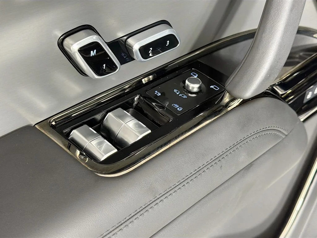Certified Used 2025 White Land Rover SE image 18