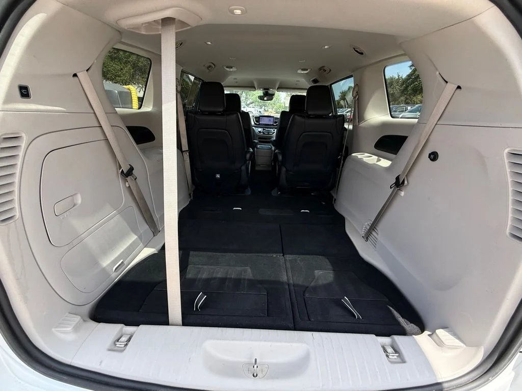 Used 2024 White Chrysler Select image 19