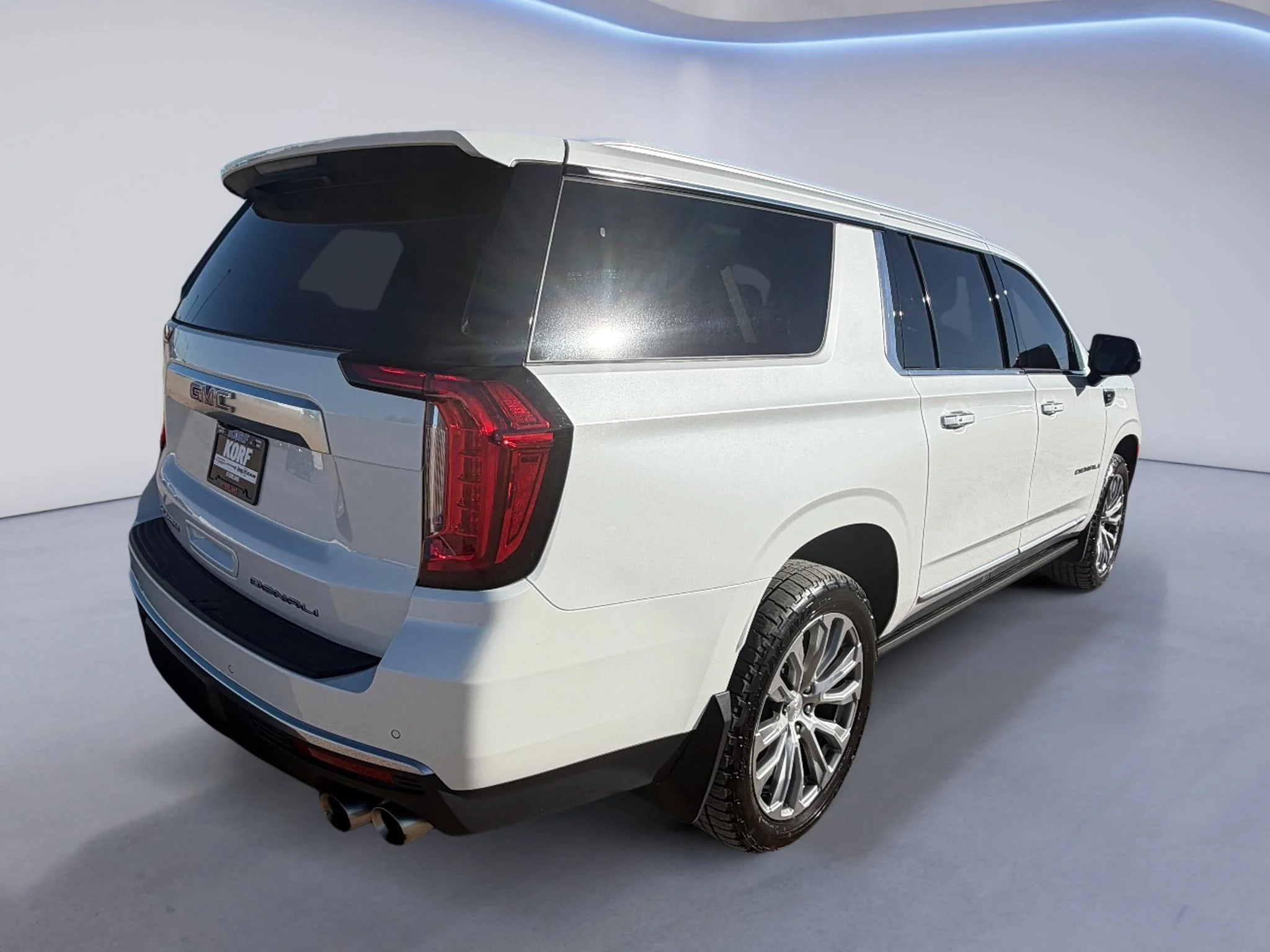 Used 2022 White Frost Tricoat GMC Denali image 5
