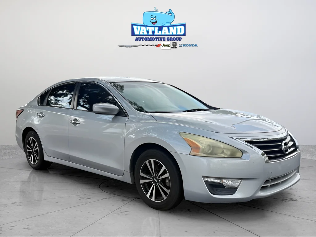 Used 2015 Brilliant Silver Nissan 2.5 S image 7