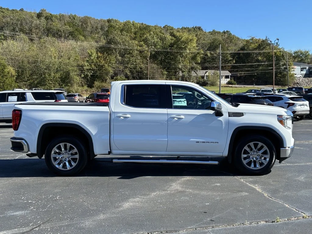 Used 2022 SUMMIT WHITE GMC SLE image 5