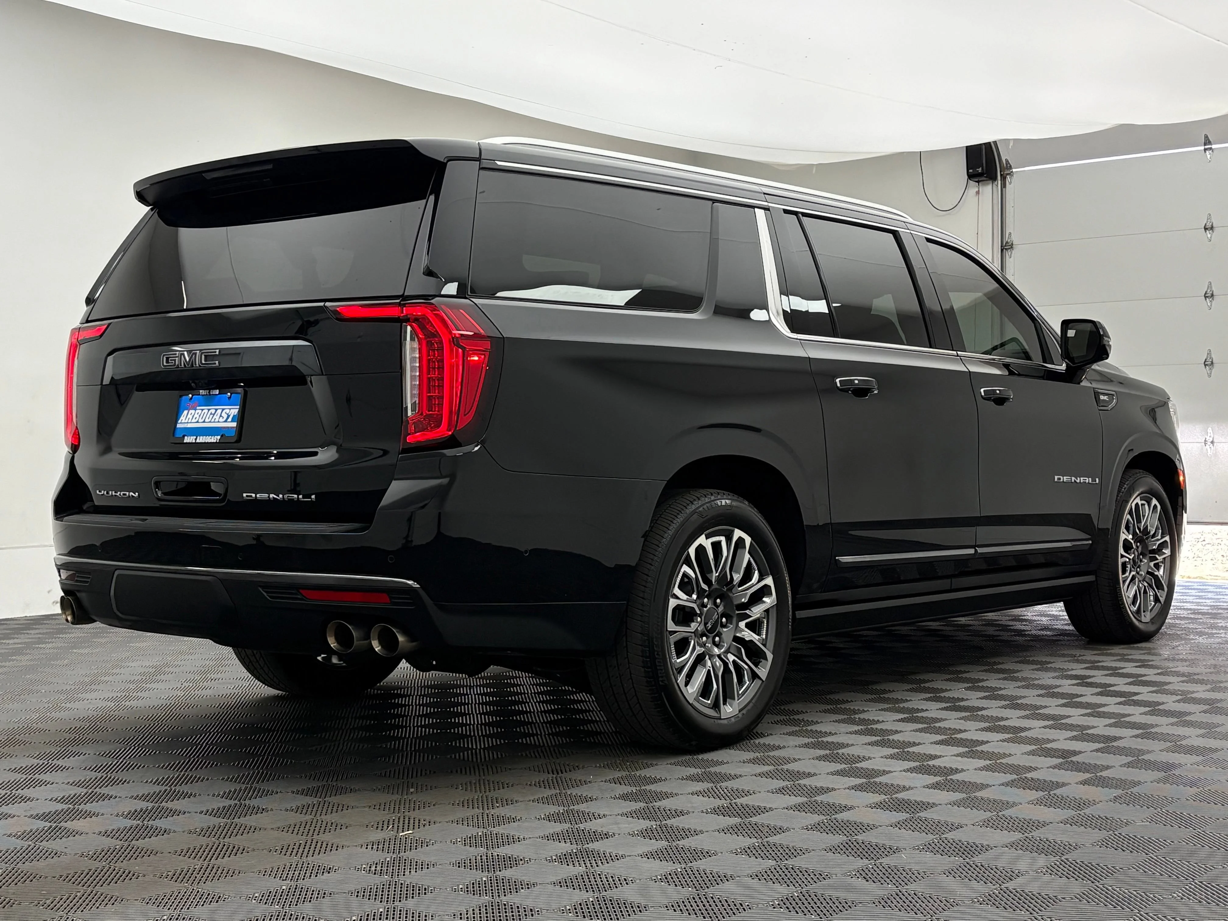 Used 2023 Onyx Black GMC Denali Ultimate image 9