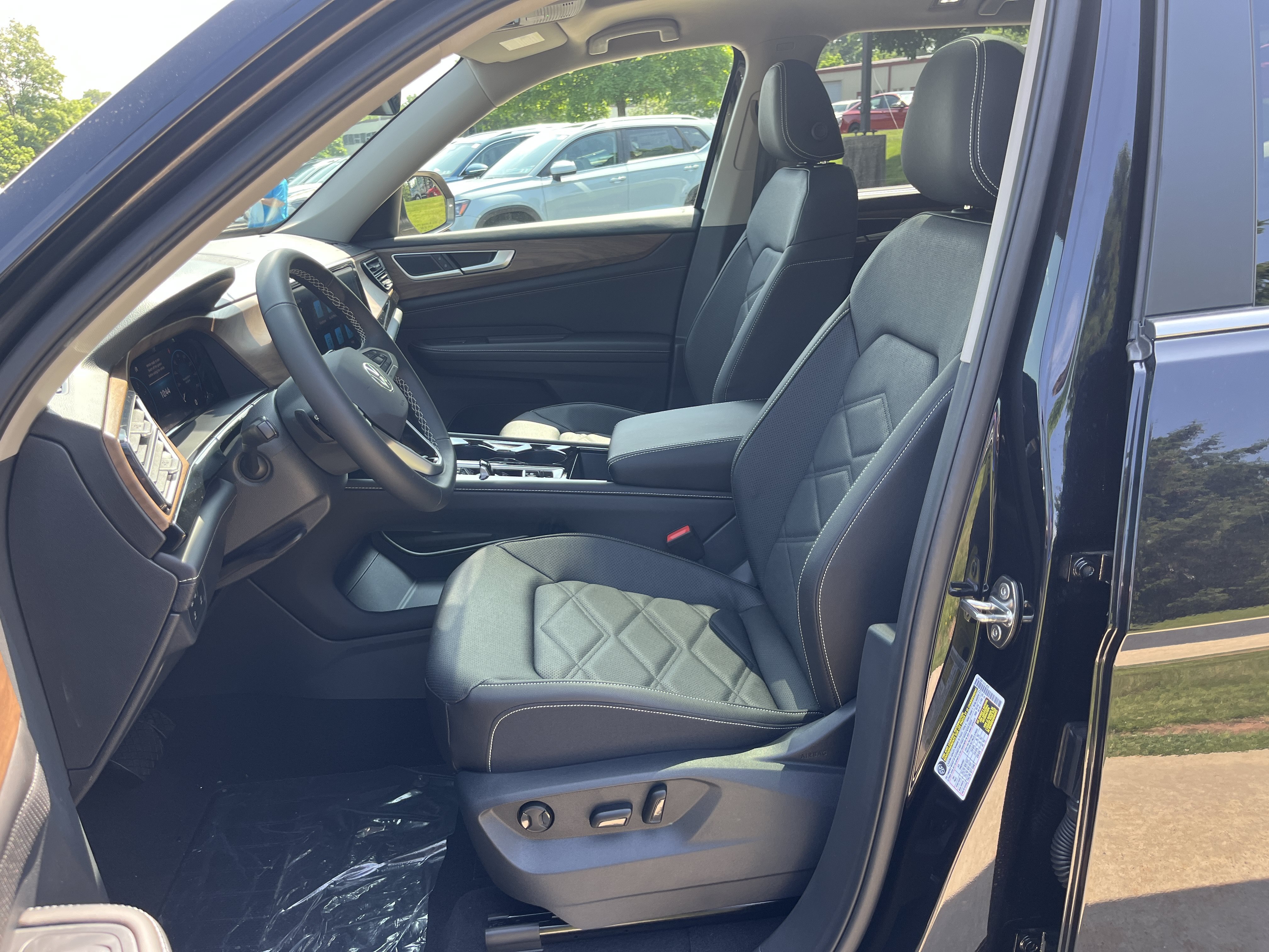 New 2026 Black Volkswagen 2.0T SE w/Technology image 19