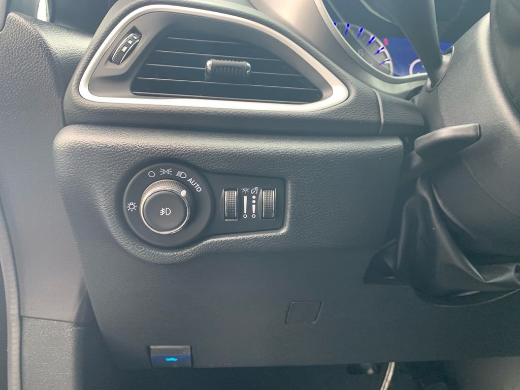 Used 2025 Black Chrysler Select image 13