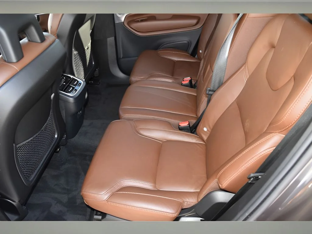 Used 2022 Pine Grey Metallic Volvo Inscription image 15