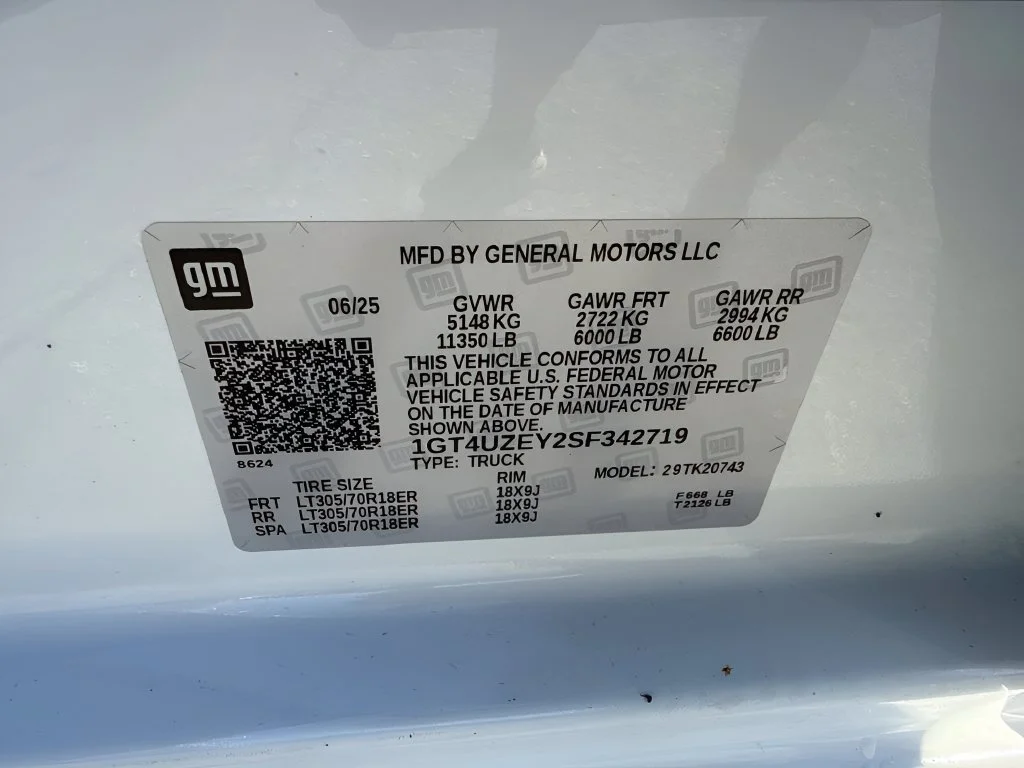Used 2025 White GMC AT4X image 33