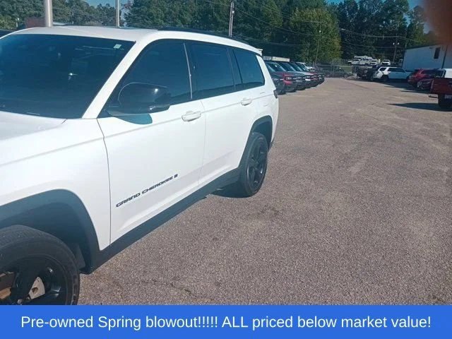 Used 2023 White Jeep Altitude image 3