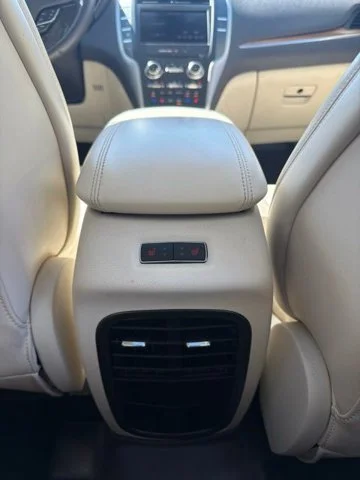 Used 2015 Red Lincoln Base image 9