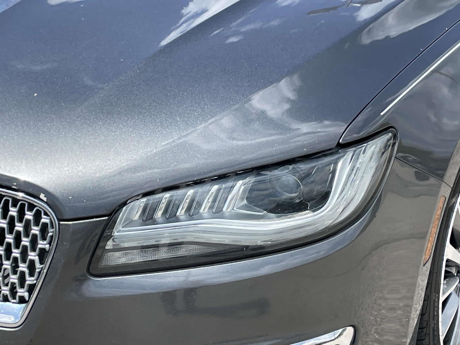 Used 2017 Magnetic Gray Metallic Lincoln Premiere image 12