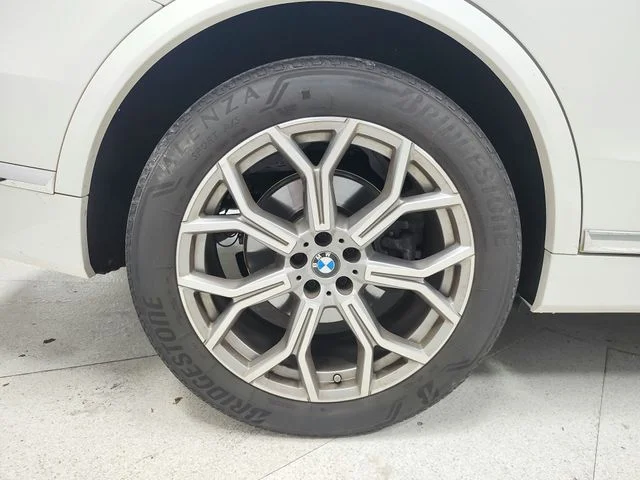 Used 2024 White BMW xDrive40i image 17