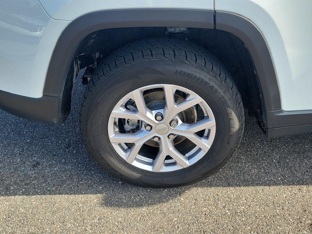 Used 2022 Bright White Clearcoat Jeep Limited image 40